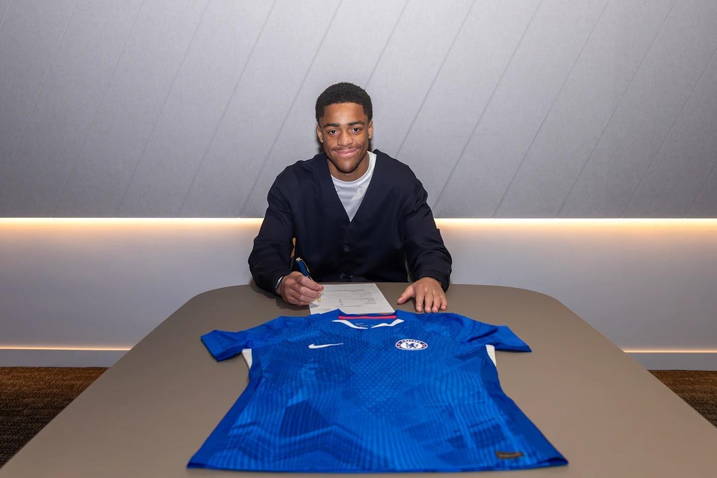 华体会综合平台入口-官方：17岁边锋麦奎因与切尔西签下首份职业合同