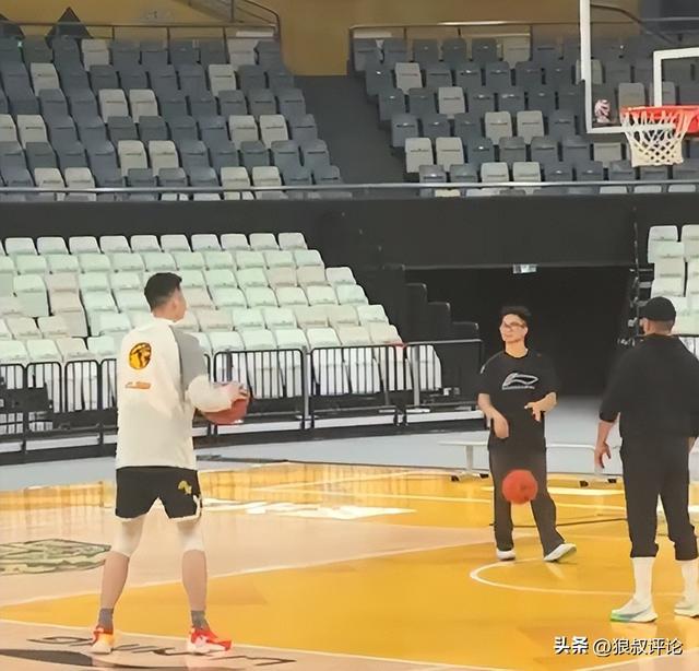 华体会体育平台-胡金秋重返俱乐部训练引热议！王博：必须强制让他休息几天