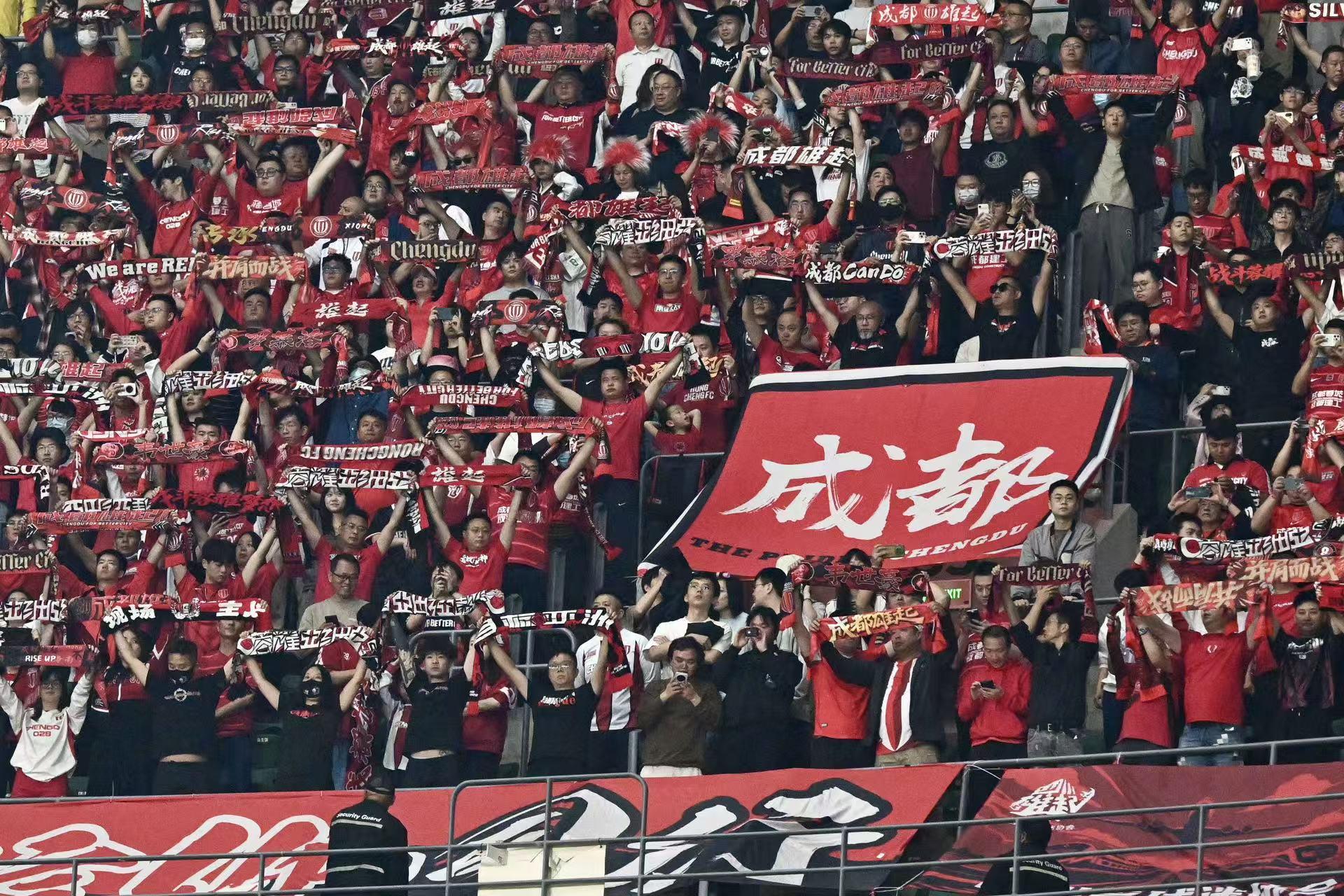 华体会综合平台入口-2400名成都“远征军”吼出“万人气势”，成都蓉城客场2比1绝杀北京国安！